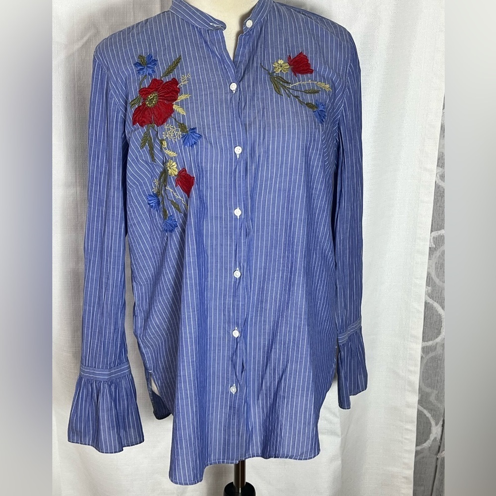 LOFT EMBROIDERED RUFFLE SLEEVE MENSWEAR STYLE BUTTON TOP, BLUE WHITE PINSTRIPE M
